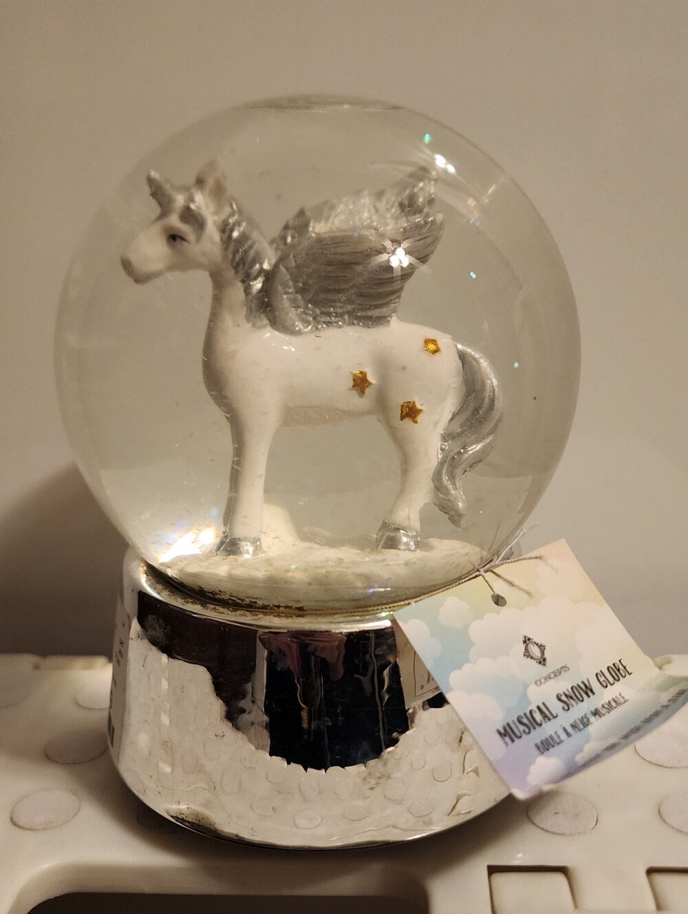 UNICORN MUSICAL SNOW GLOBE.